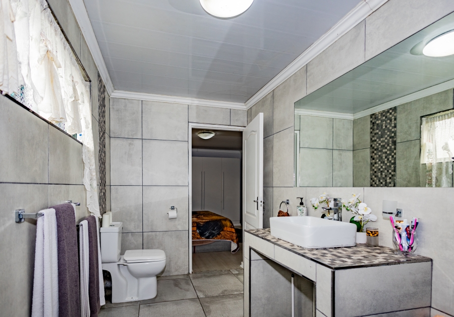 5 Bedroom Property for Sale in Loucharmante Western Cape